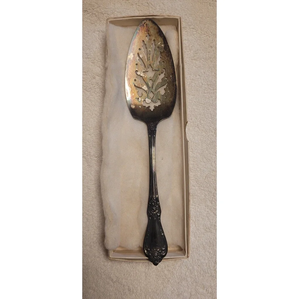 1-  Oneida Vanessa Francesca Pie Server Wm A Rogers Silverplate Flatware